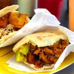 Comer arepas en los Hermanos Moya