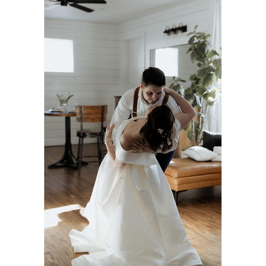 Bride + Groom practicing the First Dance!