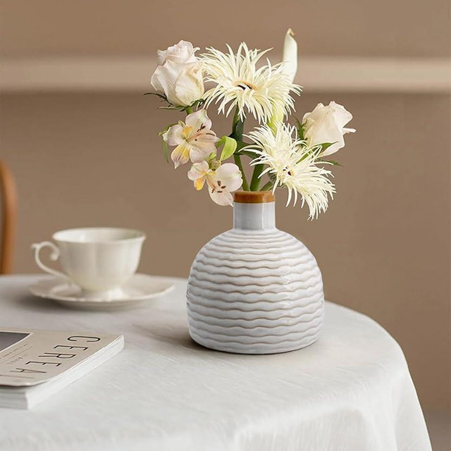 GeLive Vintage White Ceramic Bud Vase Small Rustic Retro Flower Vase Diffuser Bottle Farmhouse Boho Vase for Bud Hydroponics Plants Table Centerpiece Vase Minimalism Home Decor