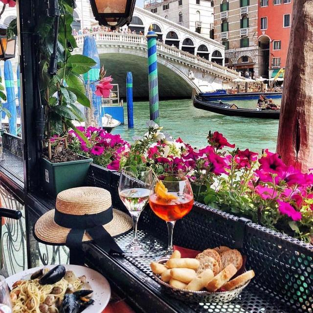 Honeymoon- Venizia- Lunch on the Canals