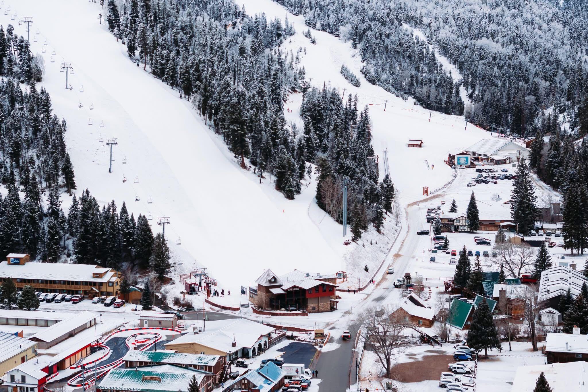 The Wedding Website of Taylor Barnes and Logan Stowe