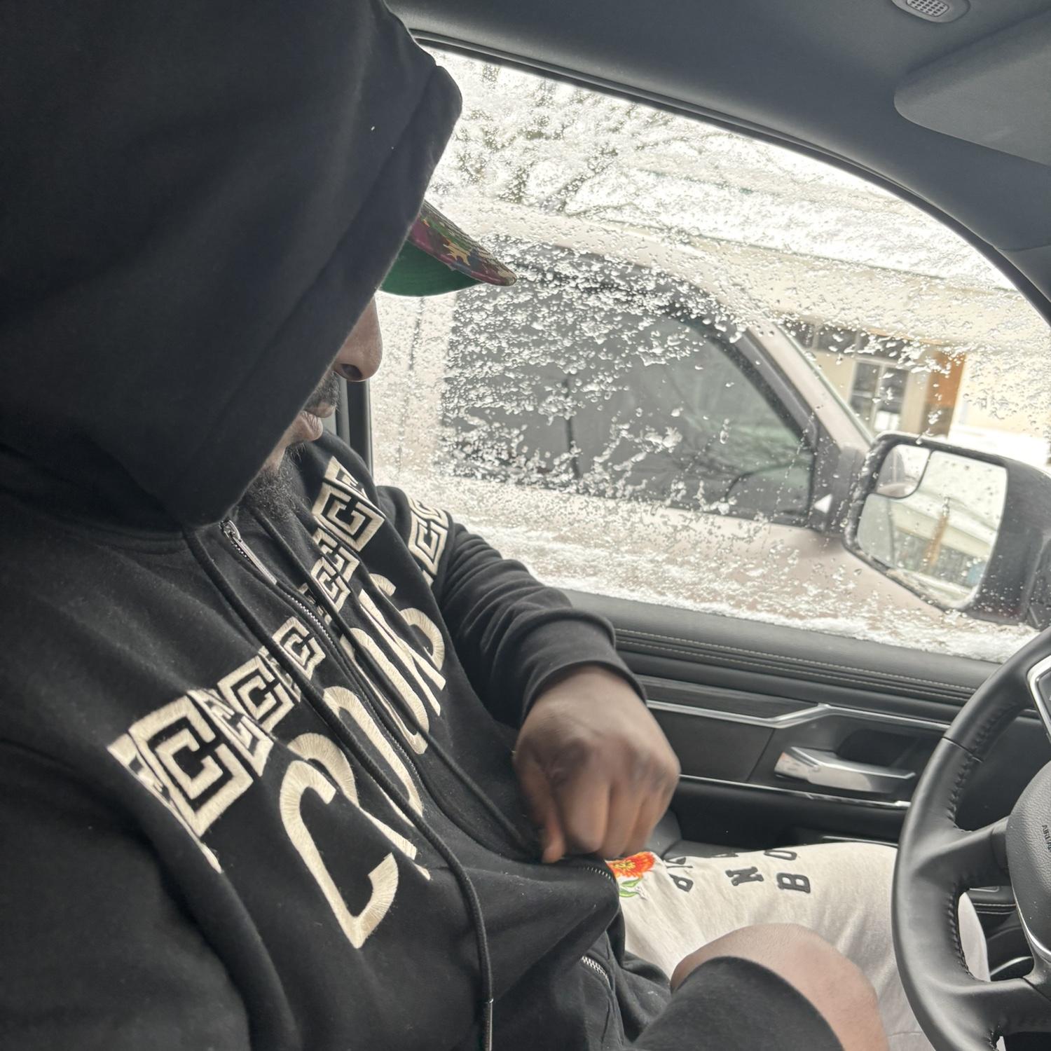 Whip whip !! Lls. Waiting for his barber 💈 to pull up.. 😬🥶