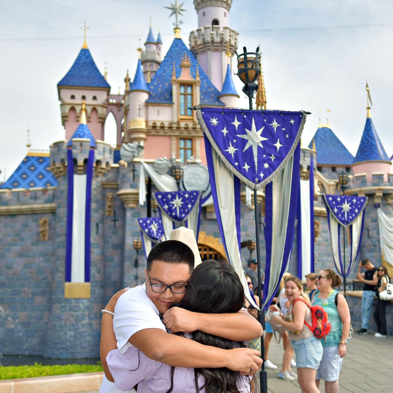 The Disneyland photographer really work their Disney magic ✨📸 We highly recommend!🤞🏽