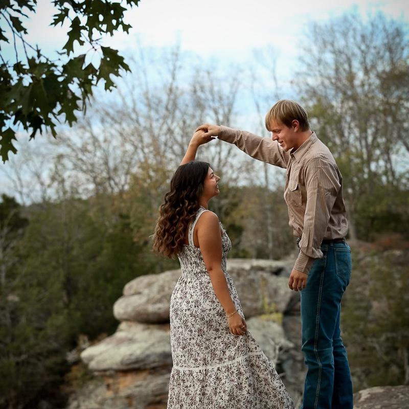 Engagement photos at Garden of the Gods by Jason Gualdoni 📸
