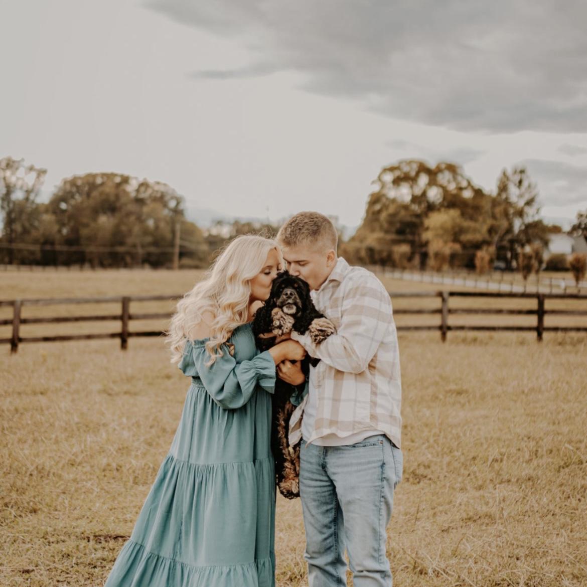 One happy little family. 👱🏼‍♀️ 🐶 👱🏼‍♂️