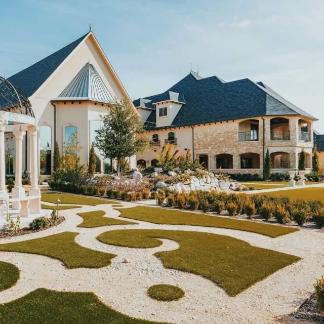 The Wedding Website of Royalty Green and Graylin Clayton