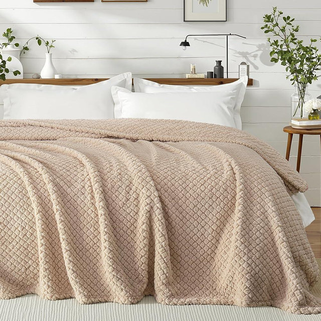 Exclusivo Mezcla Queen Size Fleece Blanket for Bed, Soft Warm Throw Blanket for Fall Winter, Cozy and Lightweight Decorative Bedding Blankets, 90x90 Inches, Camel