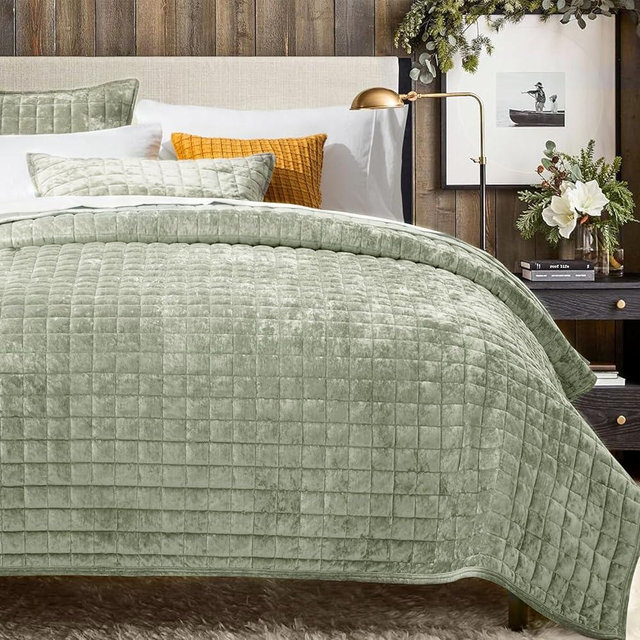 RECYCO Luxury Velvet Quilt Set King Size Bedding Sets, Ultra Soft Velvet Comforter Set, Lightweight Channel Box Stitch Oversized Bedspread Coverlet for All Season, with 2 Shams, Sage Green