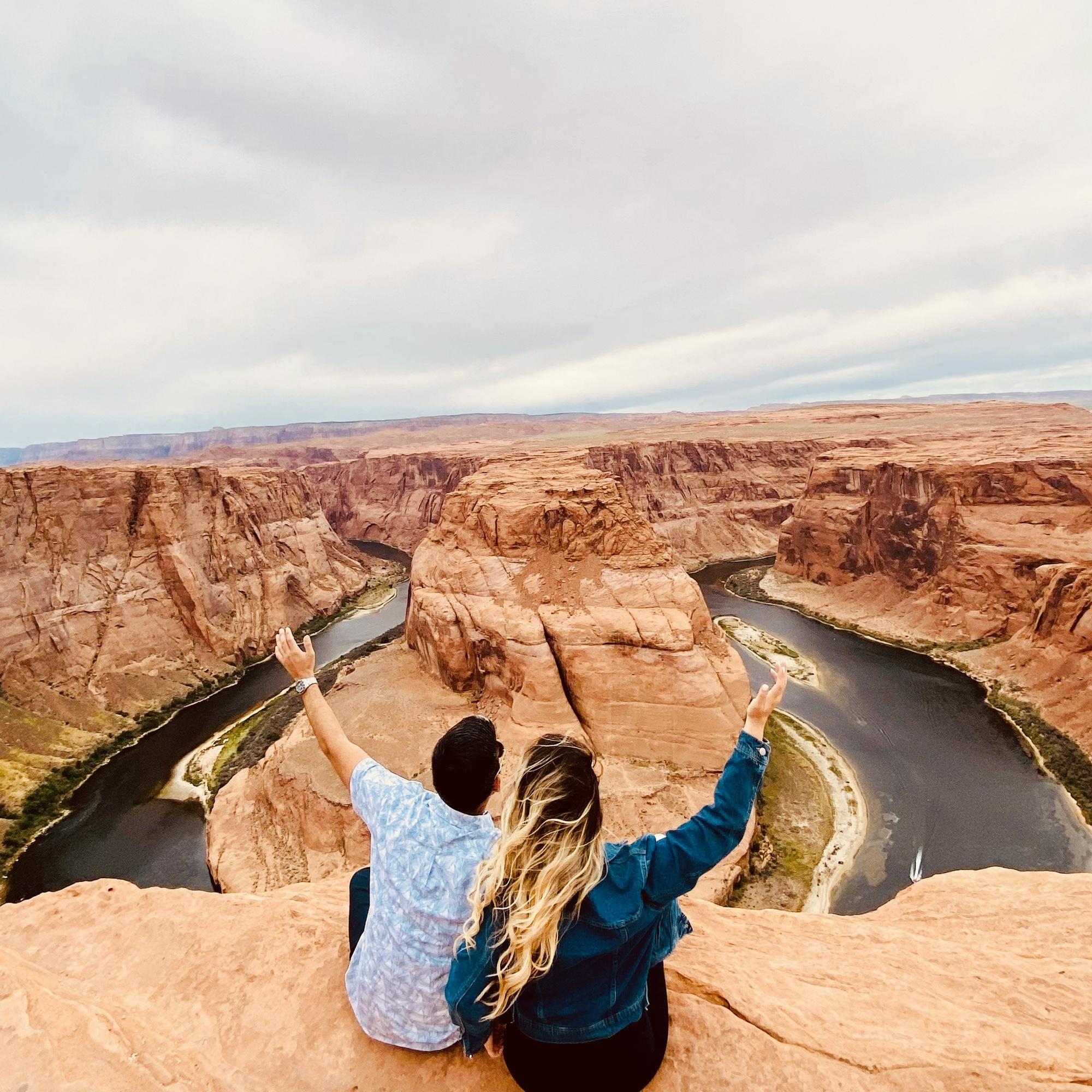 Exploring the breathtaking beauty of the Grand Canyon together.

Explorando juntos el Gran Cañón