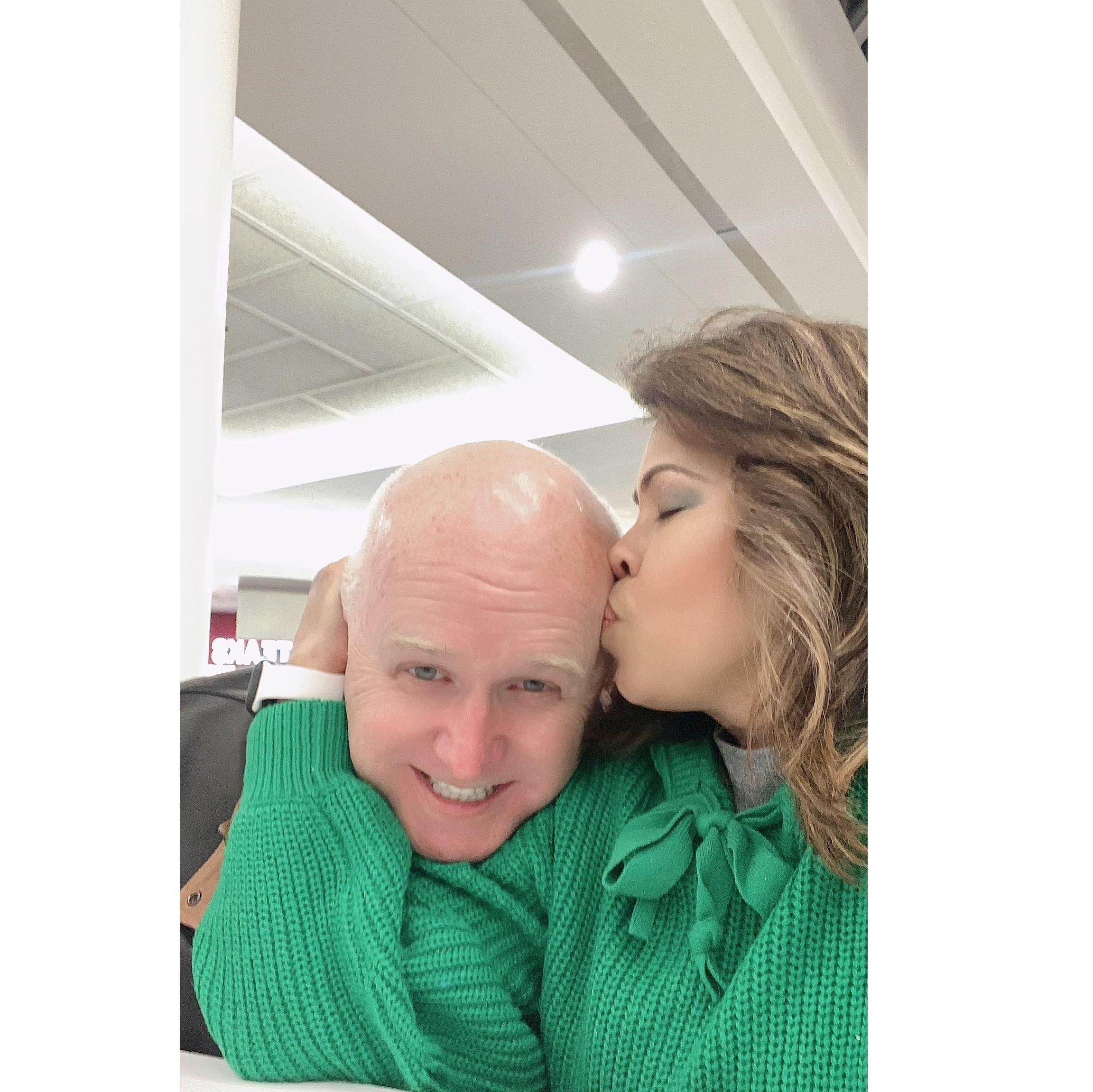 Papi loves those besos.