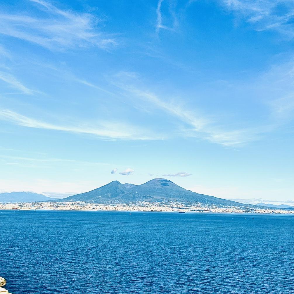 Napoli, Il Vesuvio.
A dormant volcano, watch the city, like a king.
