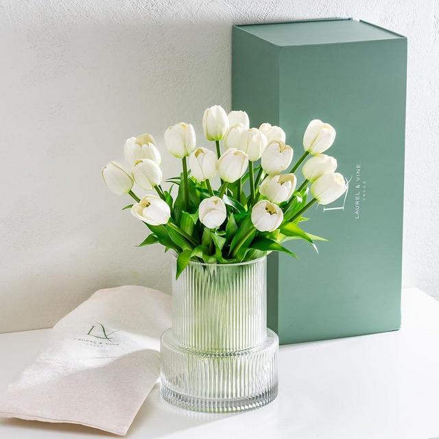 Tulips and Vase Ribbed Glass with 20 White Tulips Artificial Flowers Gift Set Fluted Clear Flower Vase and Fake Tulips Look Real Entryway Living Room Table Office Shelf Decor Faux Tulips in Short Vase