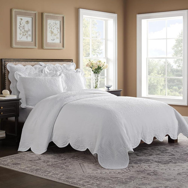 Historic Charleston Charleston Estate Modern Farmhouse Floral Matelasse Coverlet with Scalloped Edges, 100% Cotton Breathable Bedding, King/Cal King, White Floral