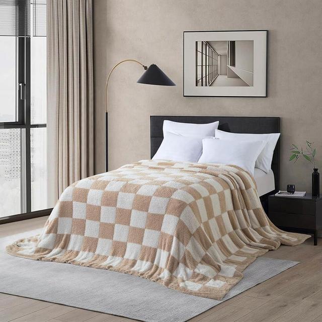 CLOUDS HUG Oversized King Blanket for Couch - Super Soft Extra Large Blankets for Bed， Fluffy Fuzzy Plush Lightweight Cozy Throw，120" x 120",Brown Checkered