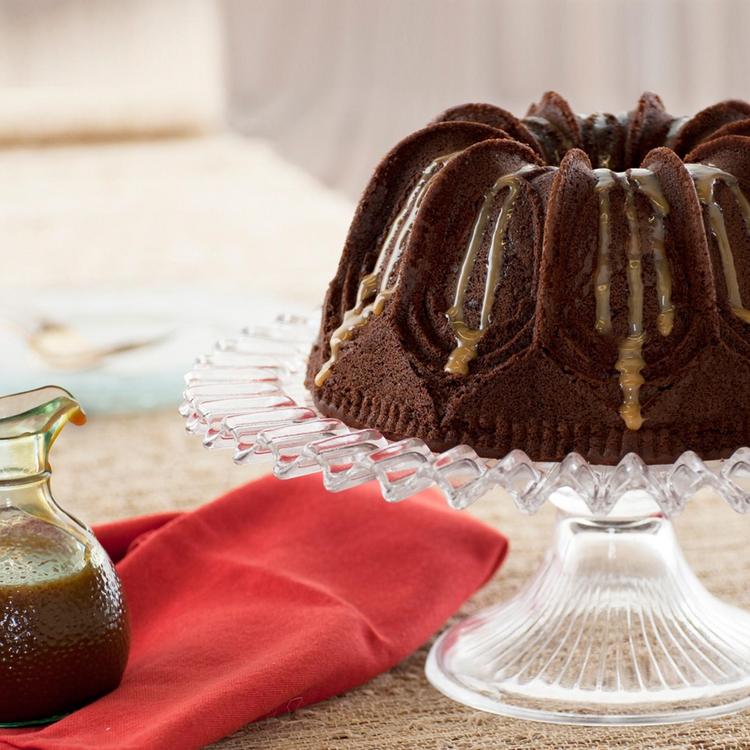 Nordic Ware Bundt Pan with Translucent Cake Keeper