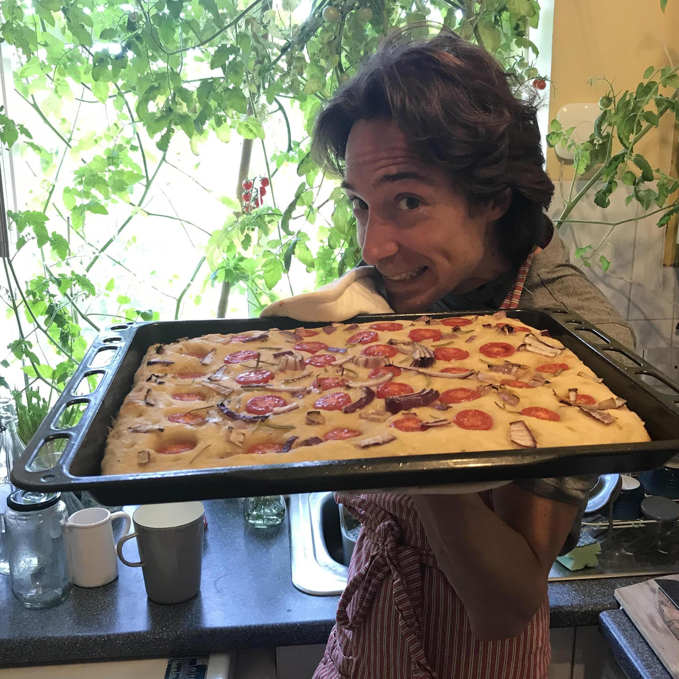 Direttamente dal forno... Fede orgogliosamente fa vedere la sua focaccia lievitata con lievito madre per impressionare la sua futura suocera…👨🏻🍳