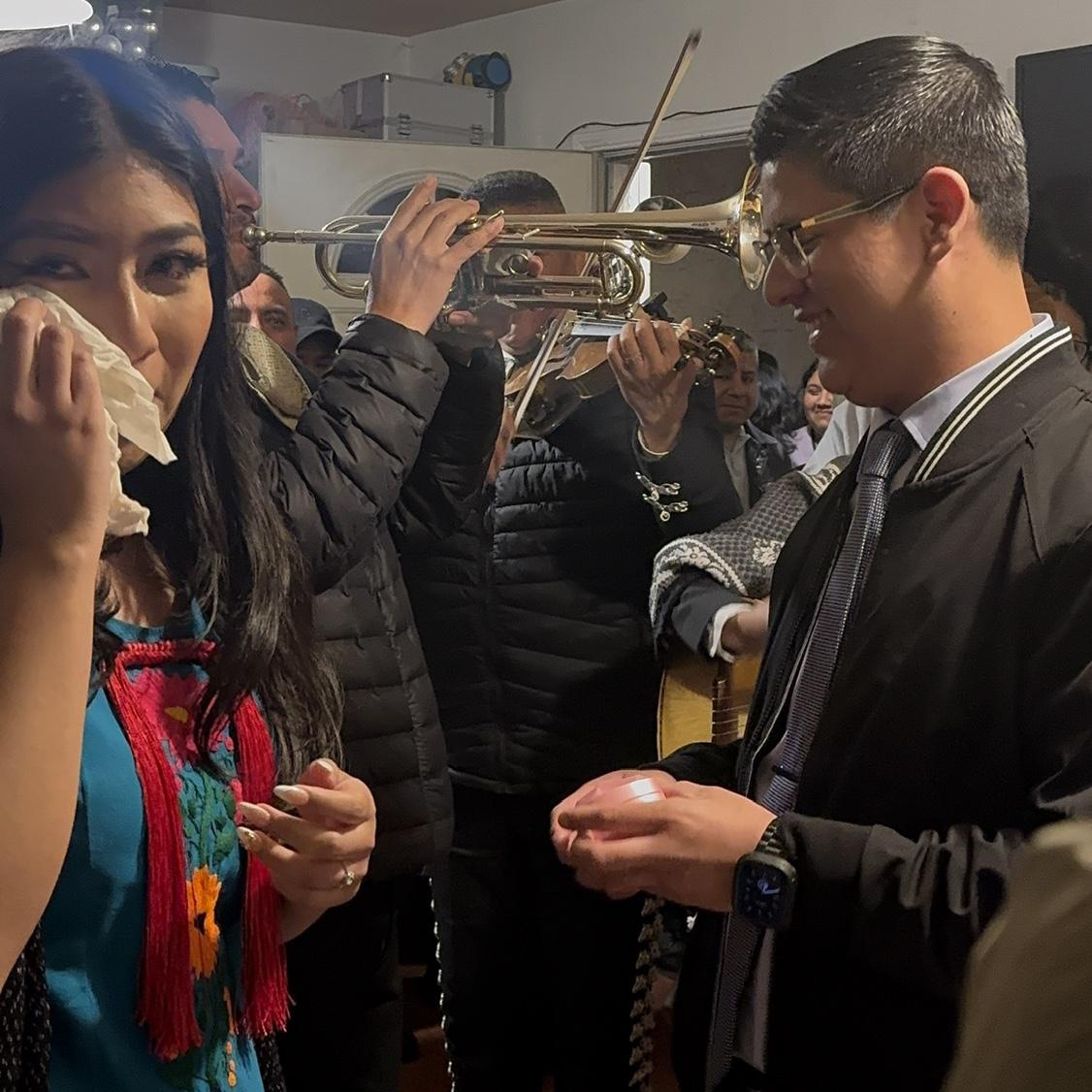 Jose surprised me with a mariachi and of course there were endless tears.
Jose trajo a un mariachi de sorpresa.