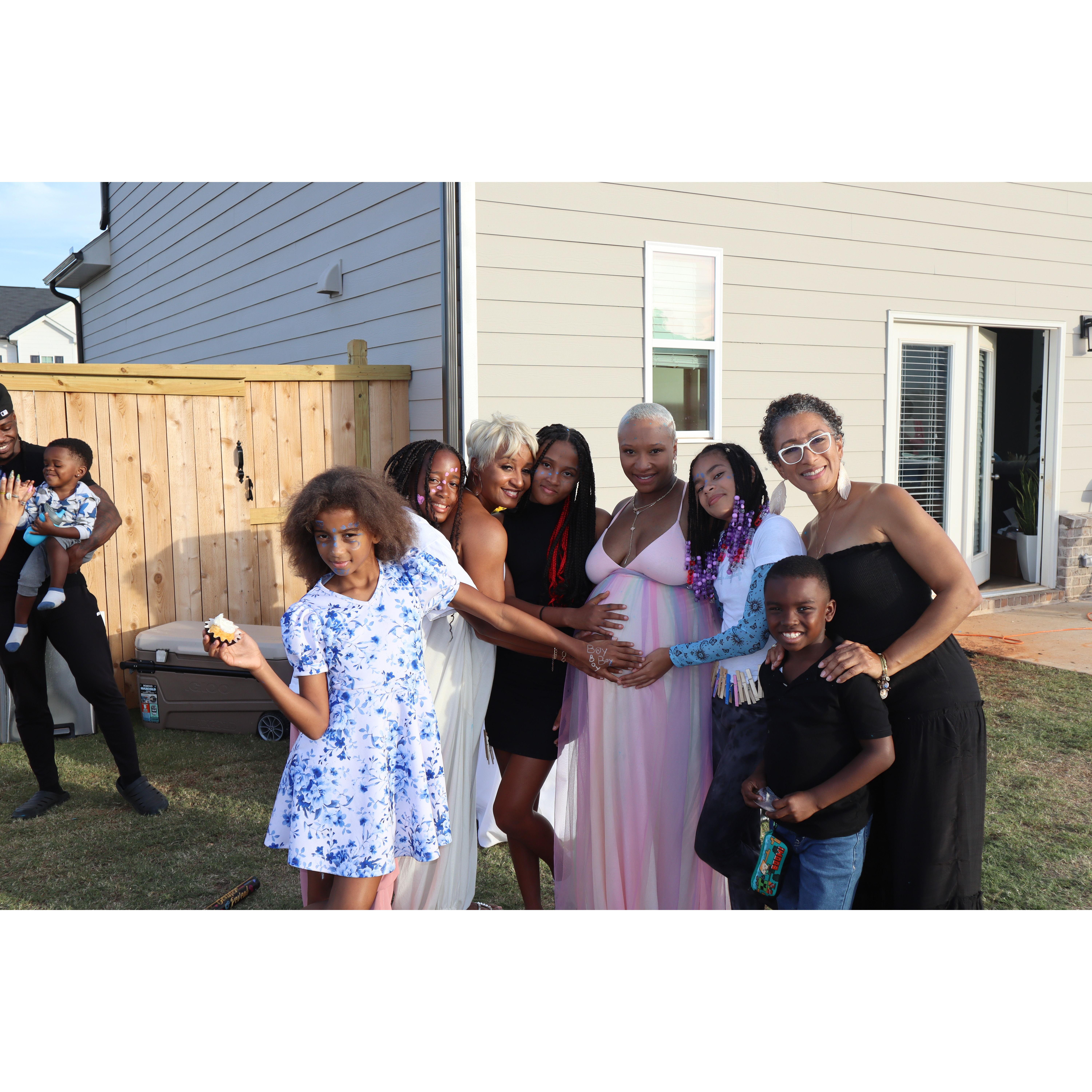 Robyn and her nieces, sisters, and cousins!