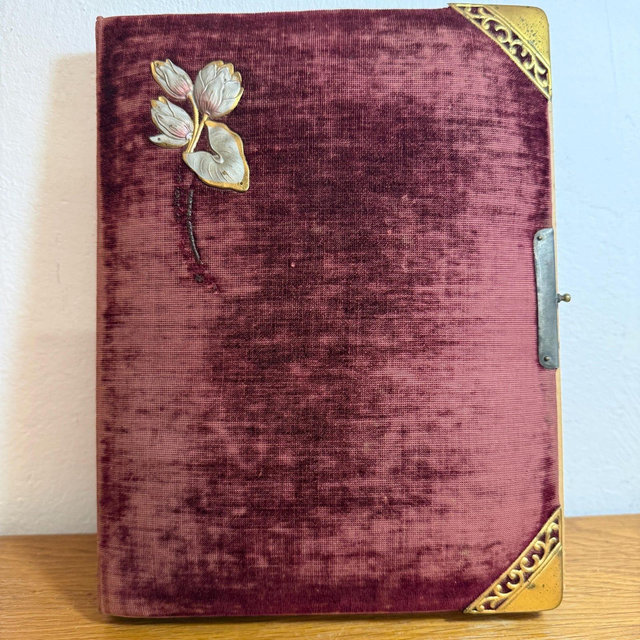 Antique Red Velvet Photo Album c. 1890–1900 – Gold Corner Mounts, Victorian Era