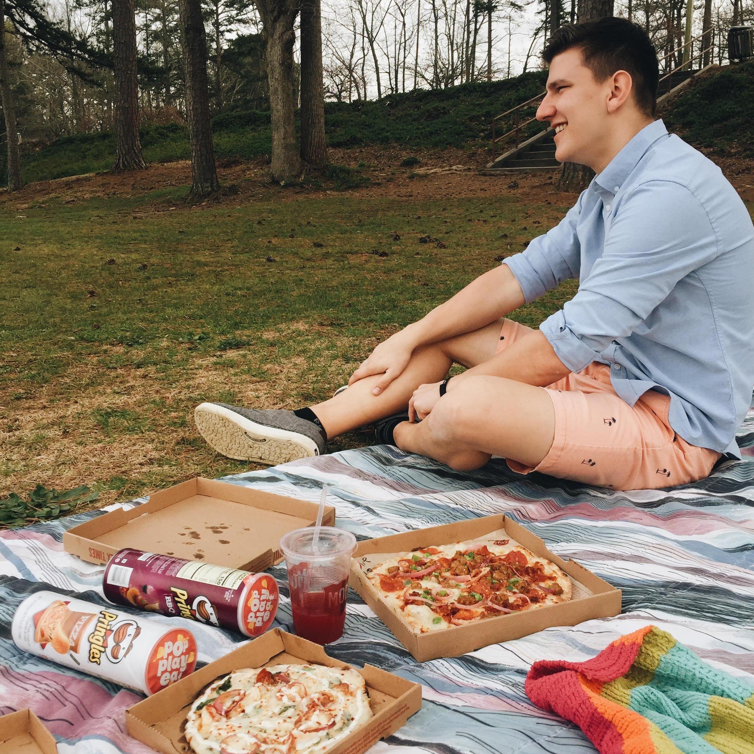 pizza picnic dates are our favorite thing