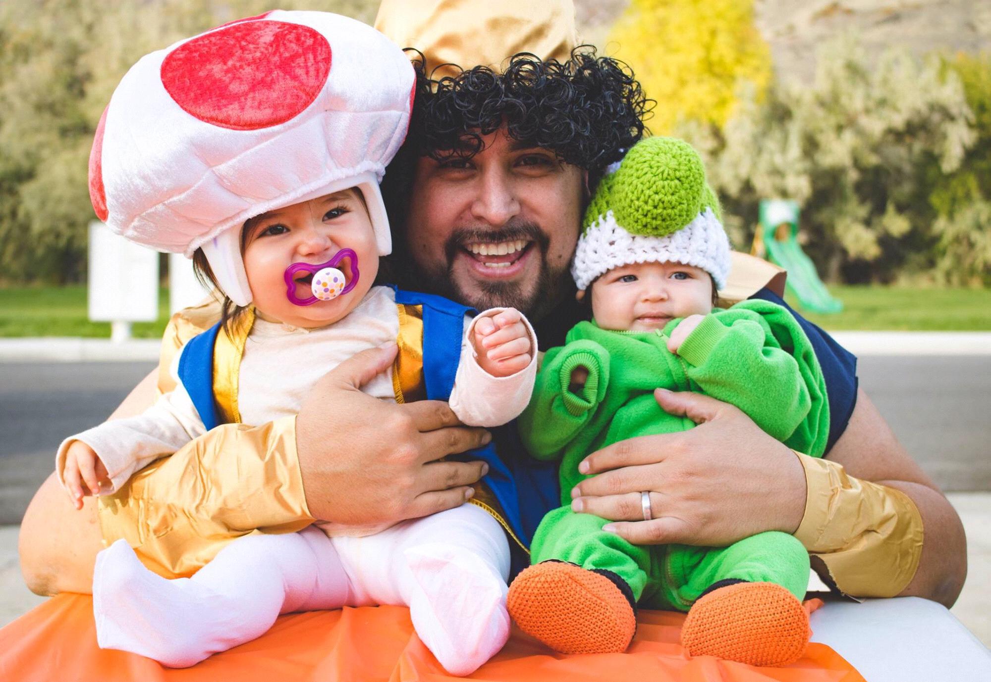 “ Tio Vitti “ with the babies ... a combination of the Spanish word for uncle and the toddler pronunciation of Victor ... Uncle Victor ♥️