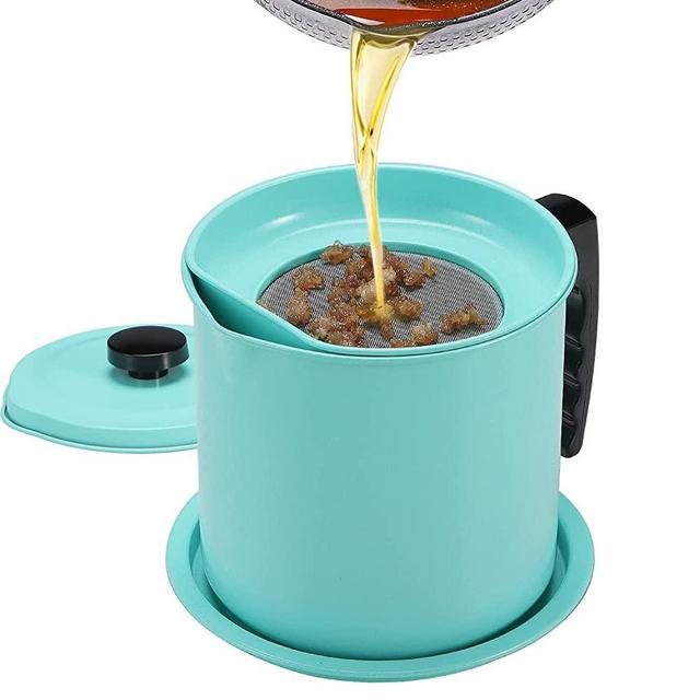 Grease Container with Fine Mesh Strainer, 1.3 L/almost 6 full cups Iron Cooking Oil Can with Removable a Coaster Tray for Kitchen Fat Storage（Lake Green））