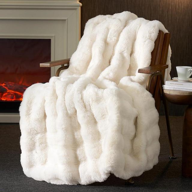 Amélie Home Faux Fur Queen Size Blanket, Fuzzy Soft Plush Thick Bubble Blanket for Bed Sofa Bedroom Living Room, 90 x 90 Inches, Cream White