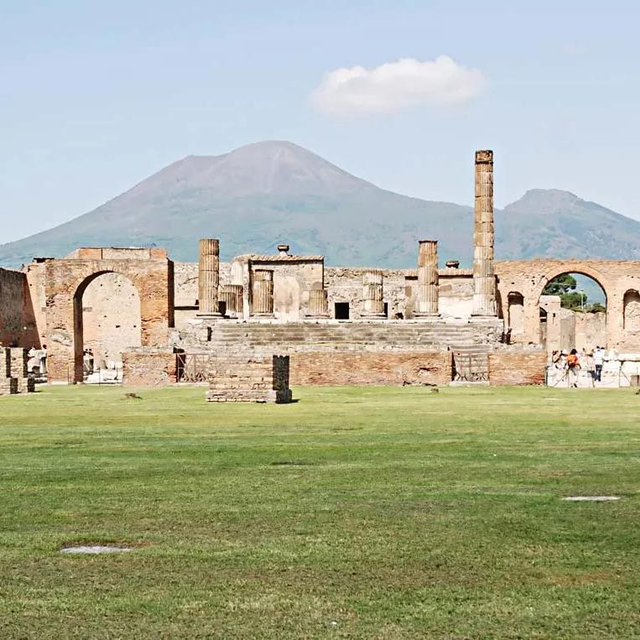 Tour of Pompeii - Honeymoon Excursion