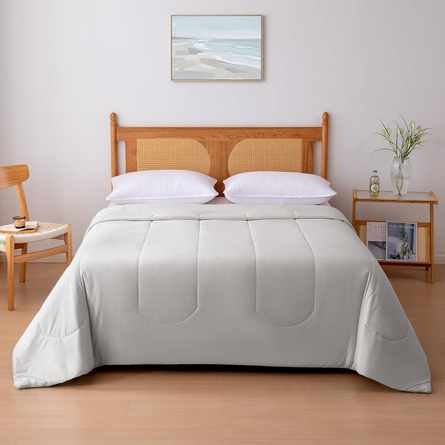Amazon Basics Cooling Comforter, Temperature Regulating Blanket for Hot Sleepers, Summer & All Season Bedding, Lightweight, 90"x90", Queen, Gray