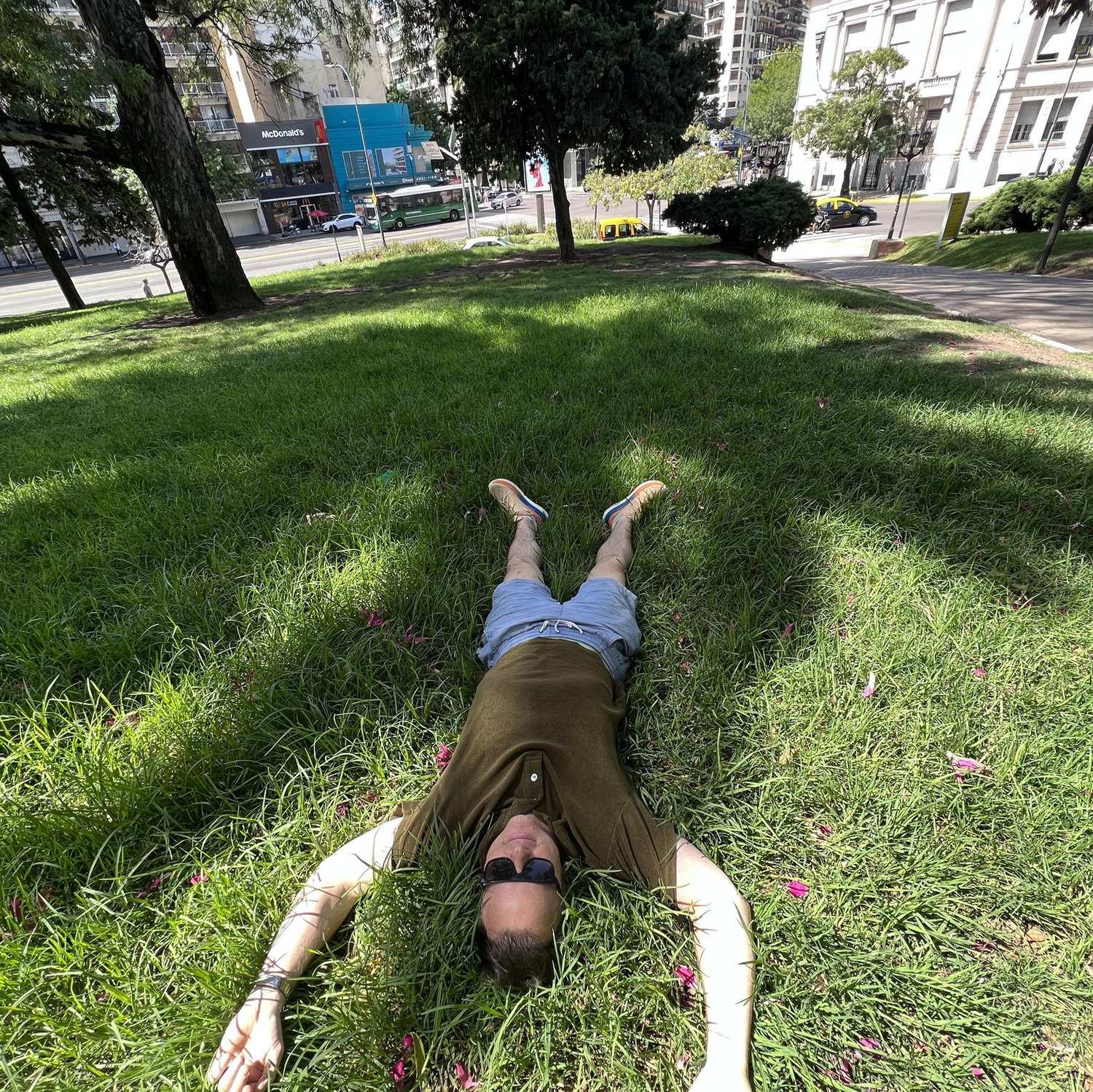 Russ conociendo el parque y la zona donde Flavia vivió en Palermo, BA. Russ laying in the park Flavia visited everyday for 3 years during college in Palermo, BA.