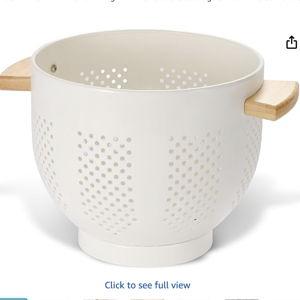 Metal Colander with Wood Handle and Stable Base, 5.5 Quart Powder Coated Steel Kitchen Strainer Basket for Draining Pasta, Vegetable and fruit,Cream