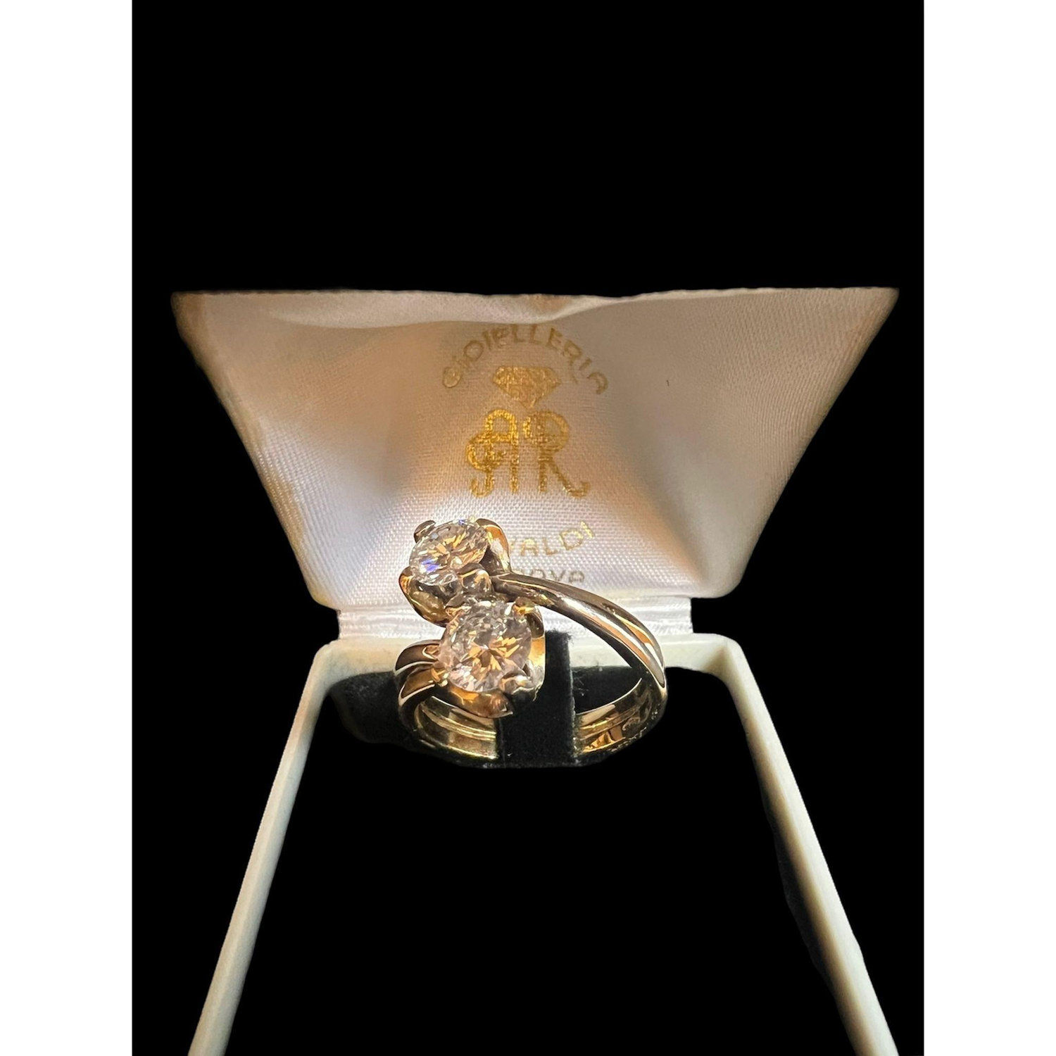 The diamond ring was first given from Leonardo's grandfather to Leo's mother, and now is passed to Yishu ❤️