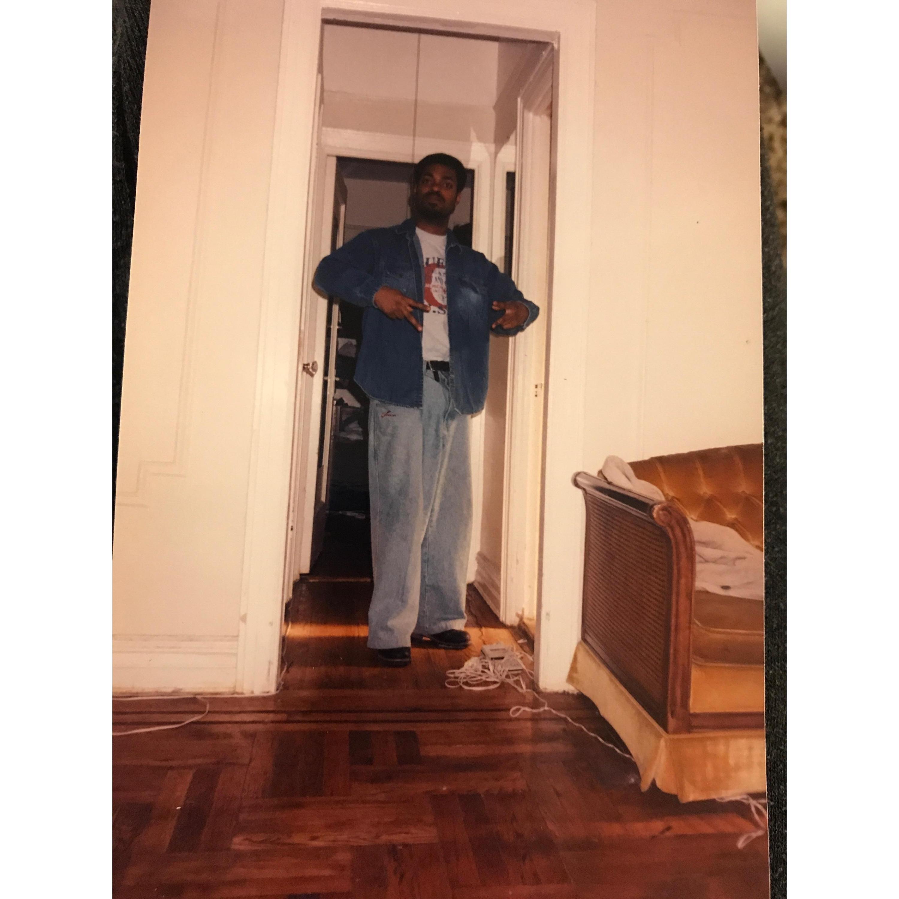 OMG this is how Ernesto dressed in the 90's LOL