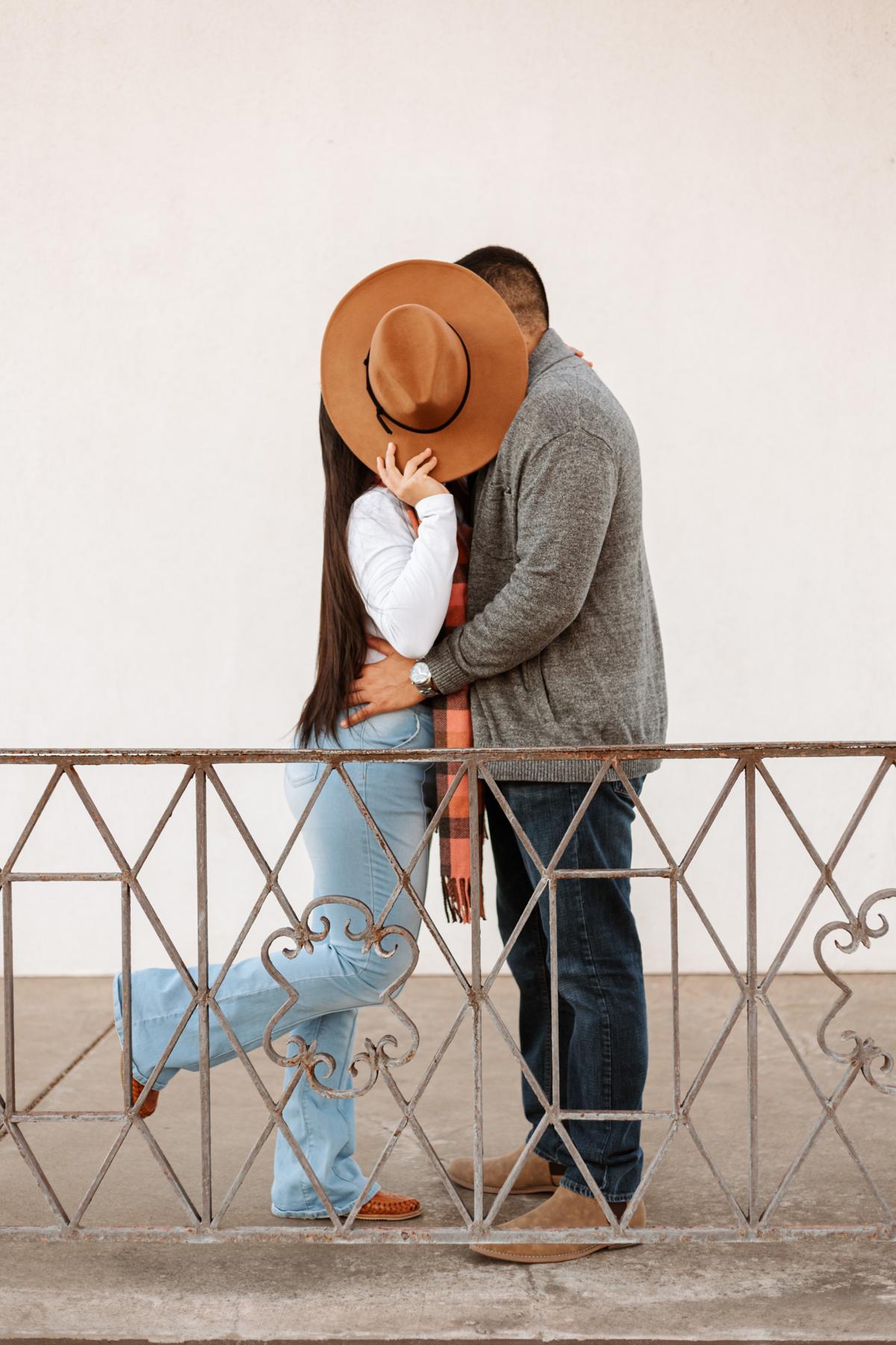 👩🏽‍❤️‍💋‍👨🏾🫶🏽