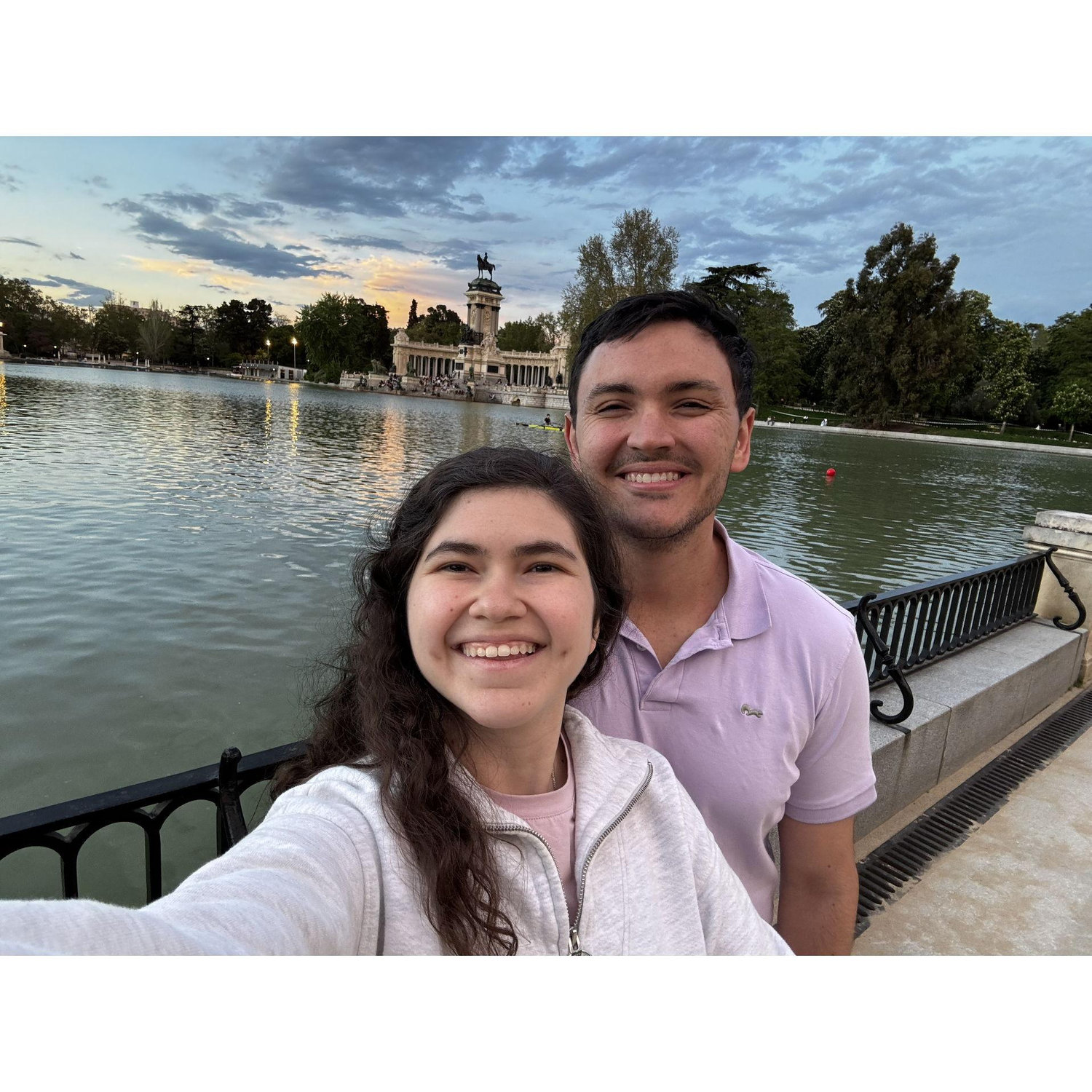 Viendo el atardecer en el Retiro, en Madrid