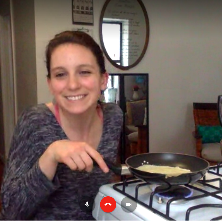 Abby apprend à faire des crêpes en vidéo-conférence :)