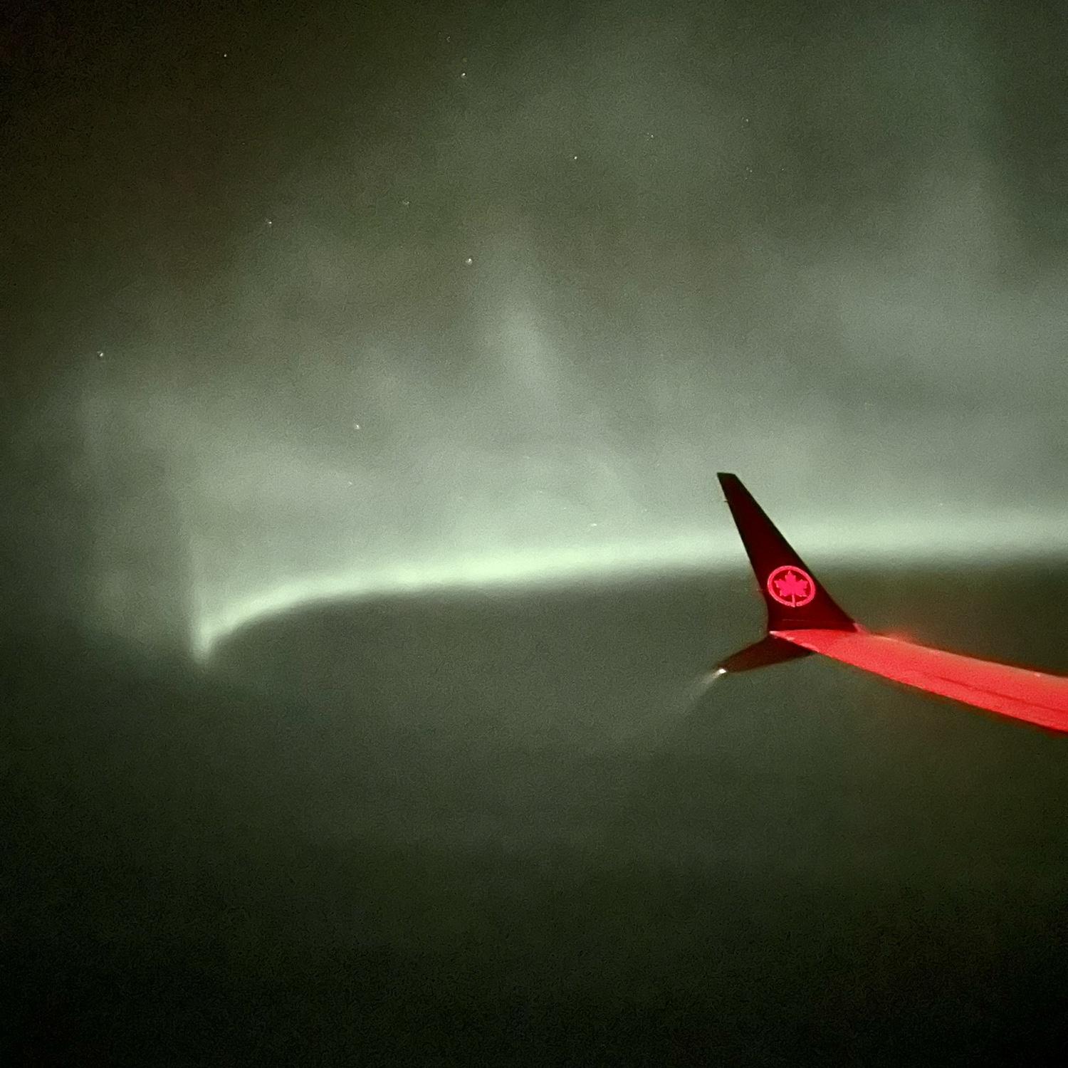 Northern Lights from our redeye to Iceland / Aurora Boreal do nosso voo noturno para a Islândia