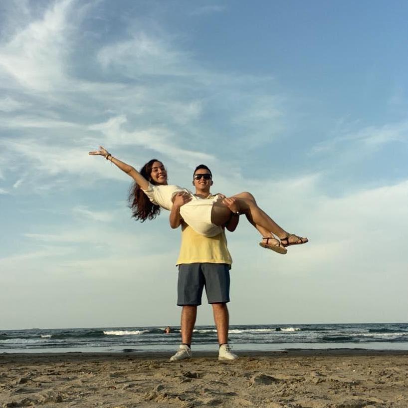 Disfrutando de un lindo paseo por la playa