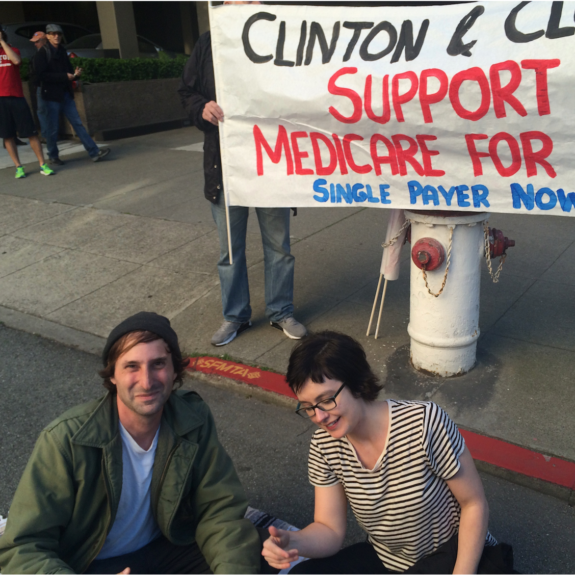 Jamie and Rocky having a picnic outside George Clooneys house to protest the Hillary Clinton fundraiser in 2016.