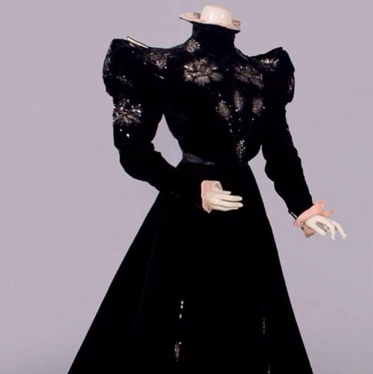 For the historical ladies, day dresses, dinner dresses, or evening gowns are appropriate.