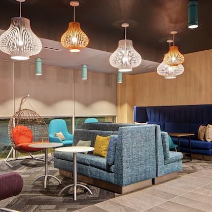 Lobby of Oxford Tru by Hilton hotel