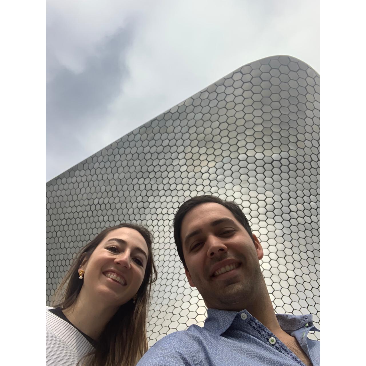 Culturizándonos y comiendo tacos, guey.