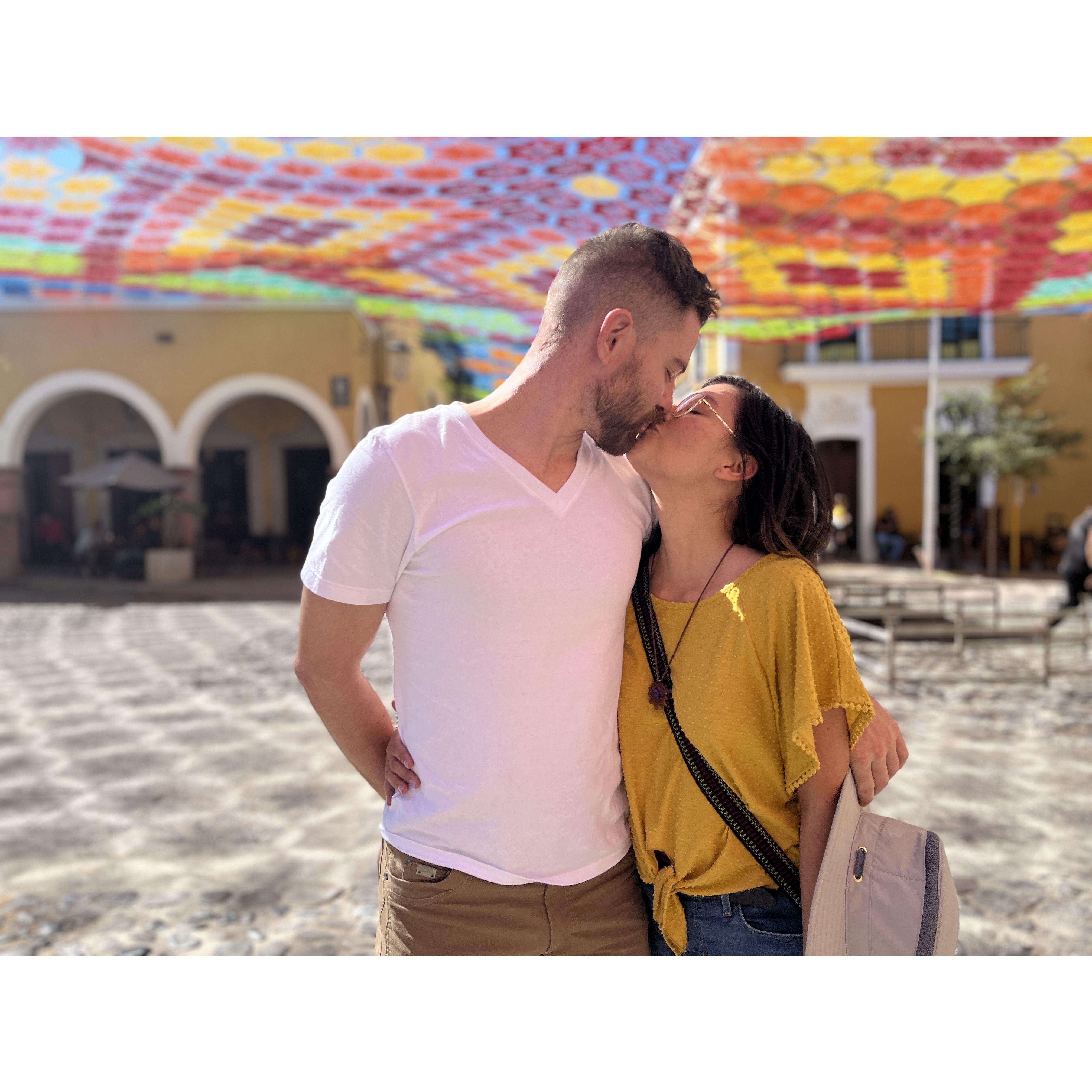 A sweet kiss under el cielo tejido.