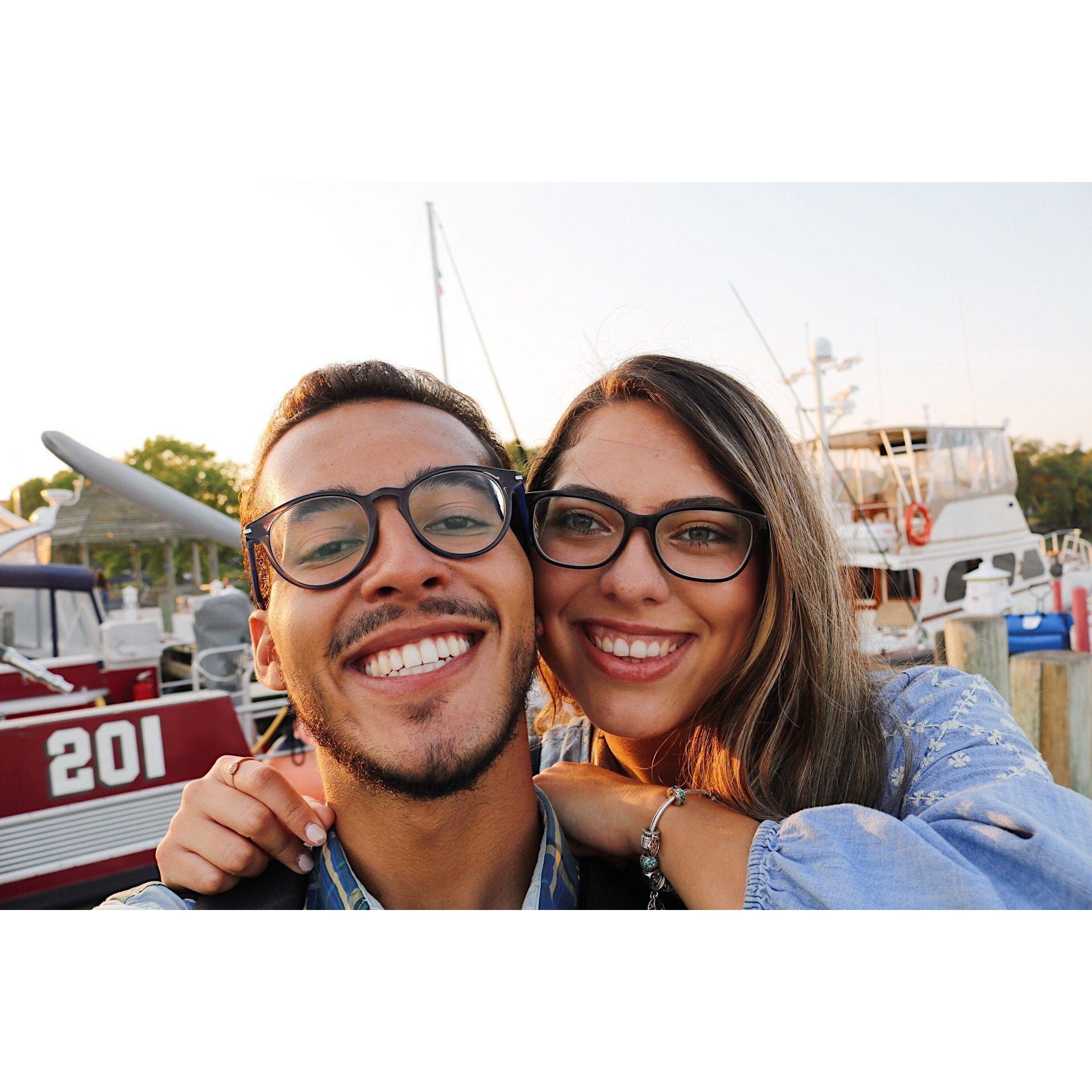 This picture was taken during our very first date in Old Town, Alexandria! / Esta foto fue tomada durante nuestra primera cita en Old Town, Alexandria!