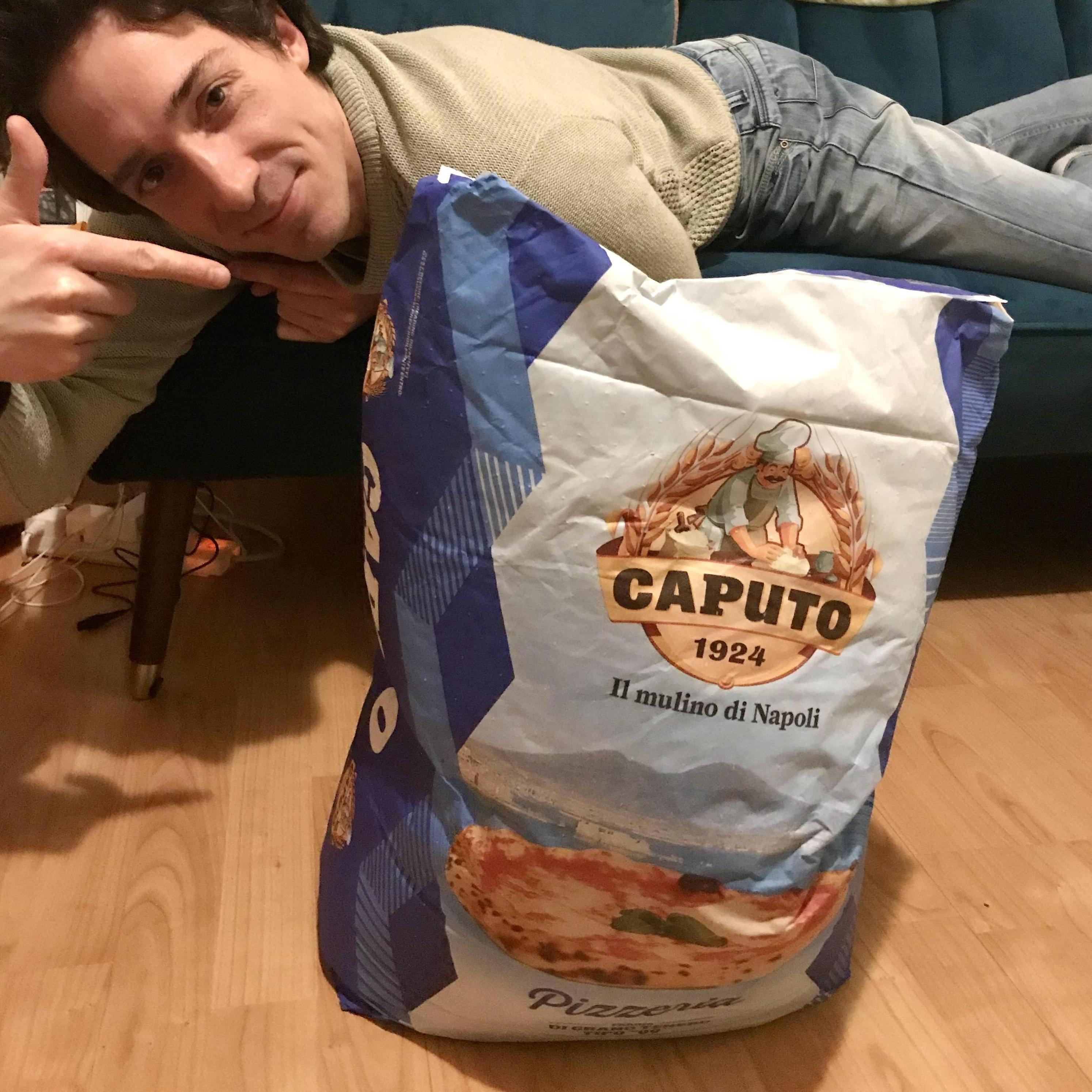 Un sacco di farina da 25 KG il giorno del lockdown comprata da una pizzeria che stava
chiudendo (non c’era farina da nessuna parte), Tra l’altro labbiamo già finita 😂