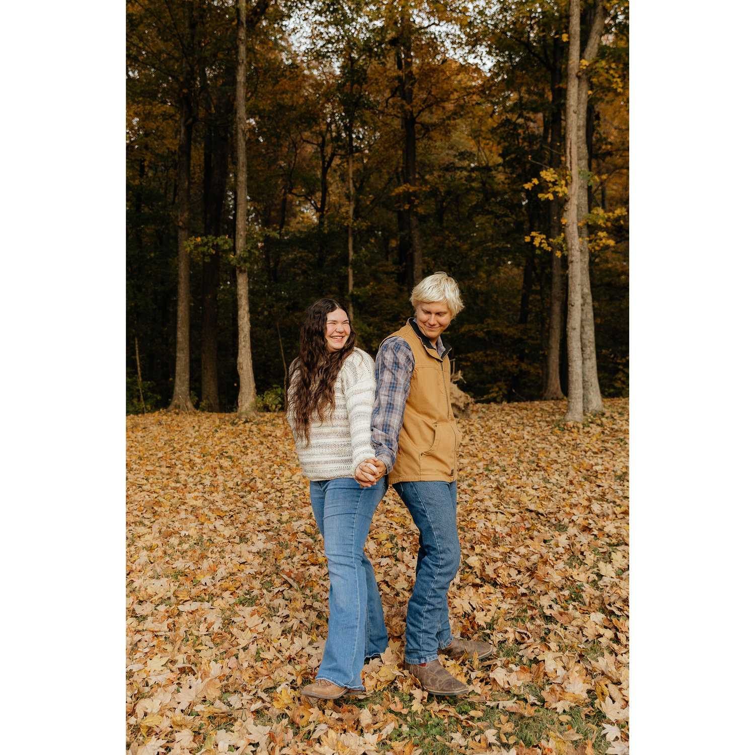 Laughing our way through engagement pictures - 2024