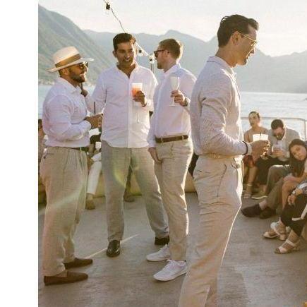 Button-down shirts (short or long sleeves), often paired with light-colored or white trousers
