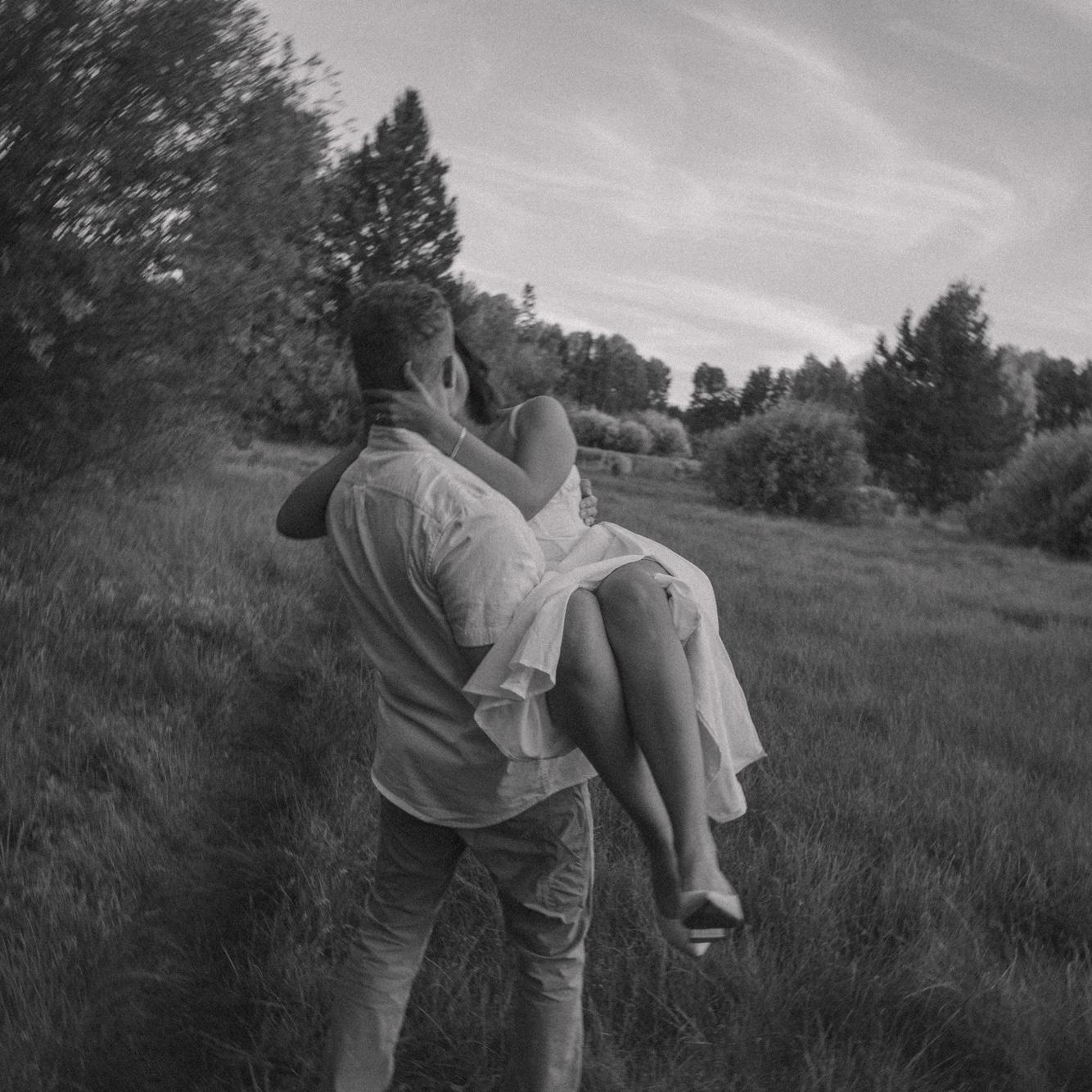 Se casaron el 19 de Agosto del 2023 en un parque hermoso en Bend, OR. Acompañados por seres queridos, compartieron su primer baile entre árboles jurando amor y amistad eterna.