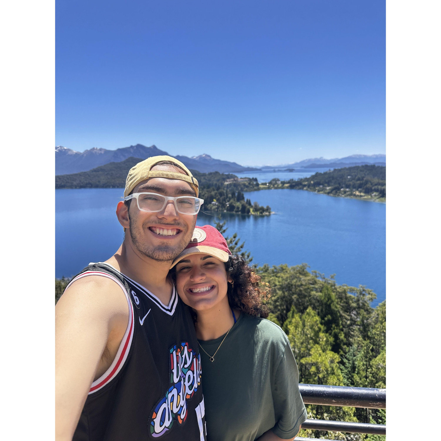 Frente al Hotel Llao Llao en Bariloche donde Leo siempre decía que me llevaría algún día. Sueño cumplido