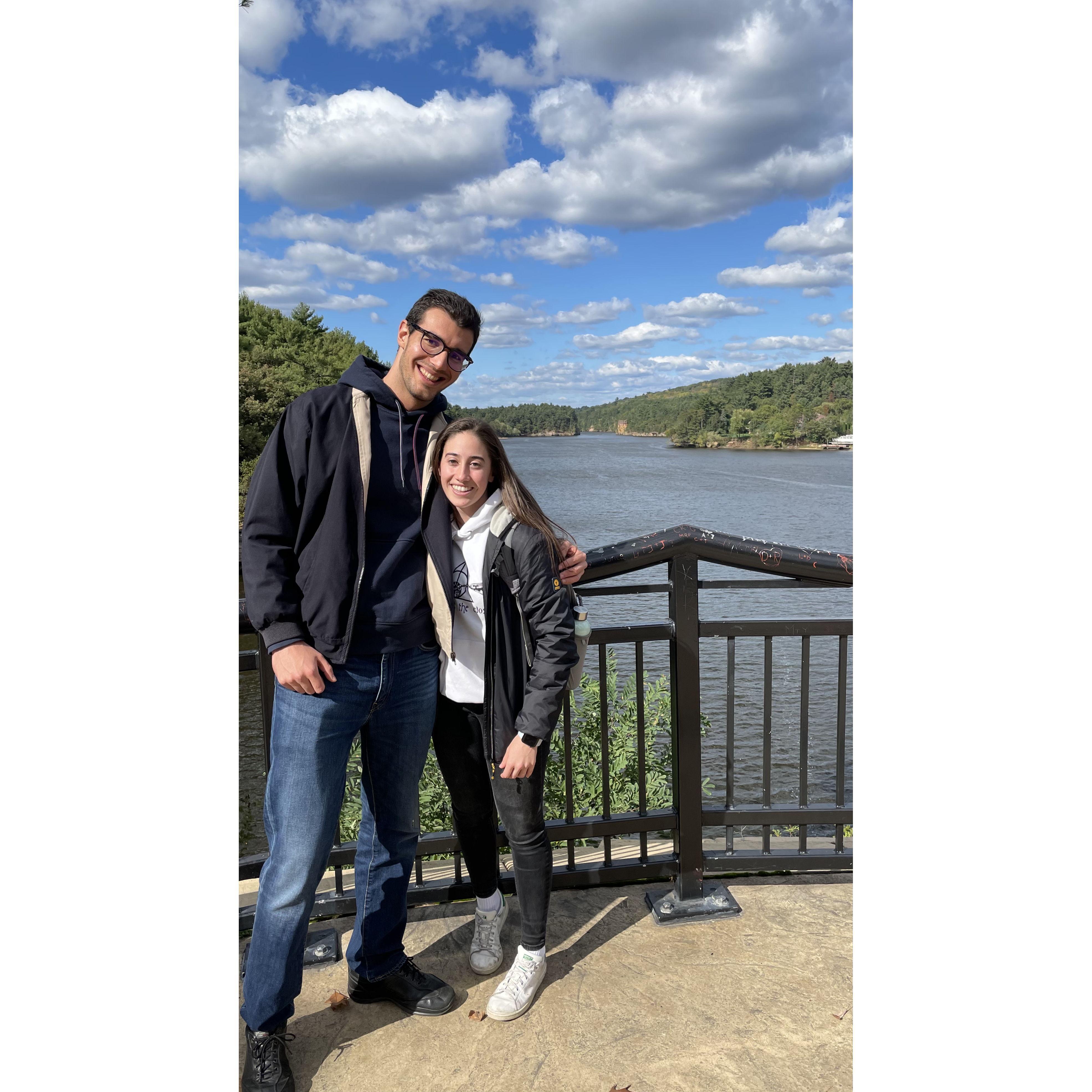 Il nostro primo weekend fuori porta assieme, ci stavamo frequentando da neanche un mese. 
Avevamo affittato una macchina e guidato verso la ridente cittadina di Wisconsin Dells!